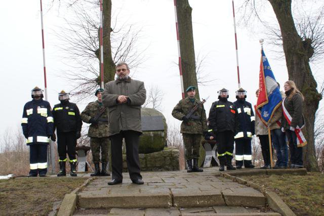 12. Pod pomnikiem w Fiszewie.jpg